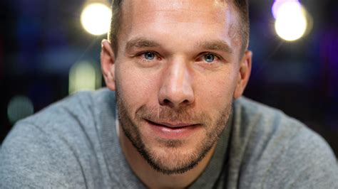 Lukas podolski wręczył już osobiście karnet najstarszej karnetowiczce!! Lukas Podolski: Seite an Seite mit seiner Frau Monika