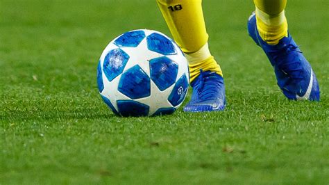 Declension and plural of fußball. Champions League: Spiele am Wochenende bei Uefa weiterhin ...