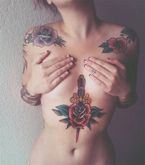 女の子の胸のタトゥー スケッチとレタリング胸の上または下の側面上のタトゥーの写真73枚