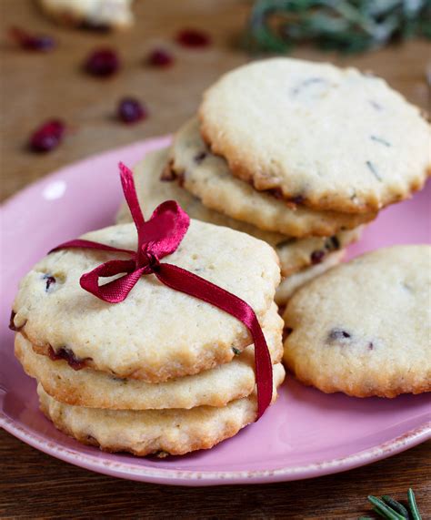 Chocolate chip shortbread cookie logs. Shortbreads aux airelles séchées sans oeufs