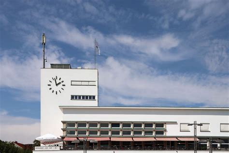 Das zeppelin museum präsentiert auf 4000 m2 ausstellungsfläche seine weltweit größte sammlung zur luftschifffahrt und eine kunstsammlung, die die größten meister aus süddeutschland versammelt. Zeppelin Museum. Der Uhren- und Aussichtsturm ragt aus dem ...