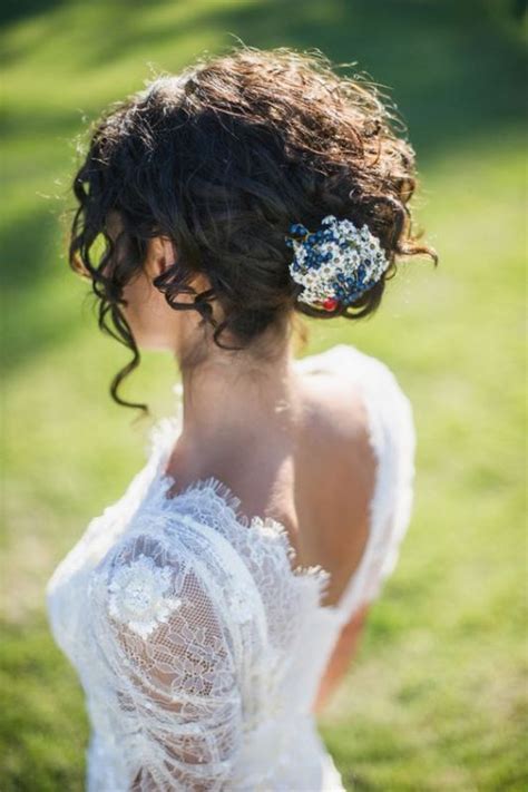 45 Charming Bride S Wedding Hairstyles For Naturally Curly Hair Weddingomania