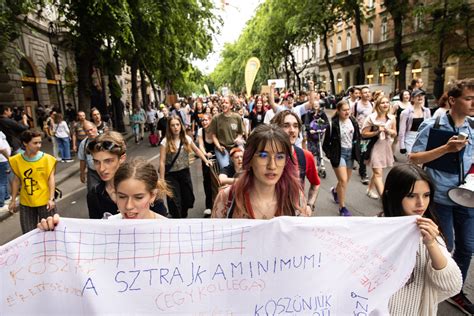 Diákok Vonultak A Belügyminisztérium Elé A Tanárokért