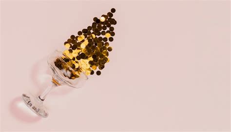 Glas Das Goldene Konfettis Auf Rosa Hintergrund Verschüttet Kostenlose Foto