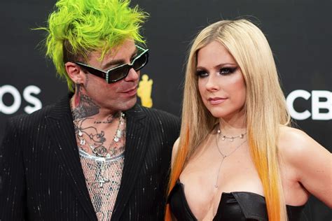 Thesocialtalks Avril Lavigne And Mod Sun Love On The Rocks Couple Calls It Quits After