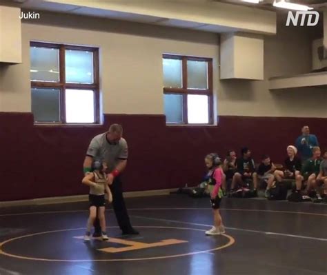 news now little brother mistakes sister s wrestling match for fight