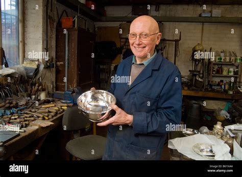 Silberschmied Robert Lamb In Seiner Werkstatt In Sheffield