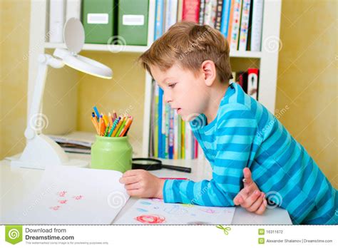 Zusätzlich gibt es monatliche belohnungen in form von über 75.000. Schulejunge, Der Zu Hause Heimarbeit Tut Stockfoto - Bild ...