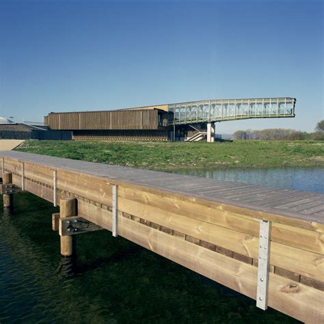 One of the main attractions, the seri wawasan bridge features a tremendous view overlooking the putra mosque. Salburúa Nature Interpretation Centre / QVE Arquitectos ...