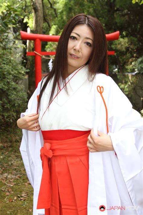 Kimono Woman Ayano Murasaki Shows Her Twat