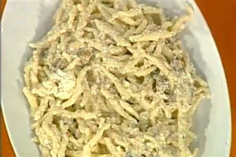 Questa salsa è l'ideale per condire la pasta, per arricchire un panino o per essere servita come antipasto spalmata su del pane croccante. Ricetta Trofie con salsa alle noci - Anna Moroni ...