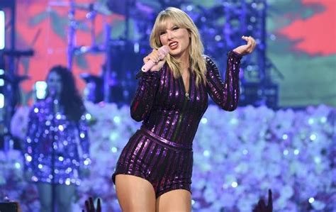 Taylor Swift Wins American Music Awards Ama For Sixth Record Time