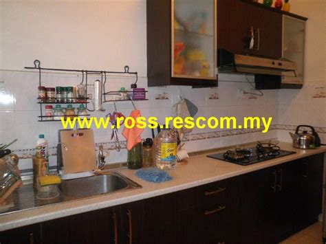 Misafirler için yatak odalarında kuş tüyü yastıklar, çarşaflar, hipoalerjenik yastıklar bulunmaktadır. House For Sale U2 TTDI Jaya Shah Alam by hartanahguru.com