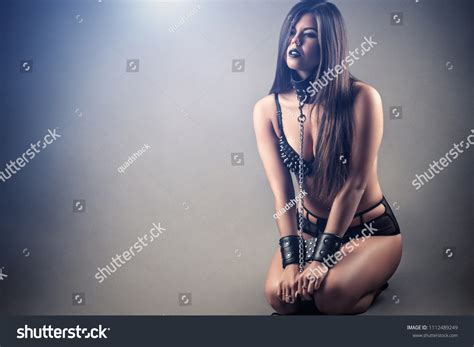 Sexy Submissive Slave Woman Kneeling Photo De Stock Modifiable