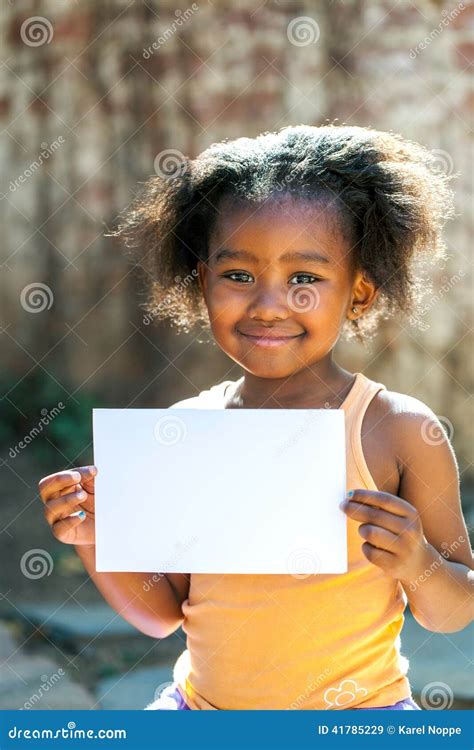 fille africaine mignonne tenant la carte vierge blanche image stock image du amical enfance