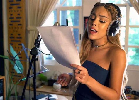 danna paola canta tema de nueva película animada