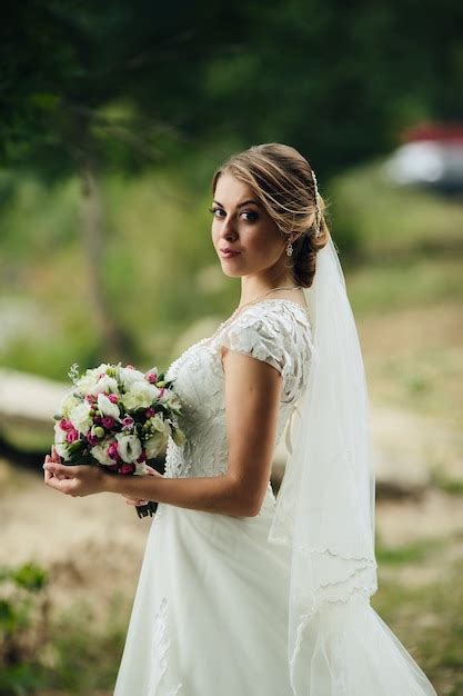 Free Photo Pretty Bride Posing With Bouquet