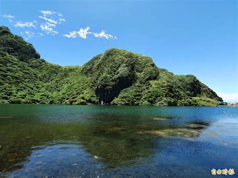 ★ 龜山島開放期為每年 3 ~ 11 月，且要在 1 天前申請，當天額滿即停止申請。 ★ 登龜山島每日限額 1,800 名，週三為開放學術單位申請，一般遊客無法申請。 ★ 為顧及旅客安全『海上颱風警報發佈及七級以上風浪則停航』。 到龜山島「隔離」？別怕!這些景點好好玩（圖輯） - 生活 - 自由時報電子報