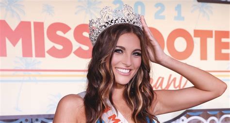 Boca Raton Hooters Girl Crowned Miss Hooters Boca Ratons Most