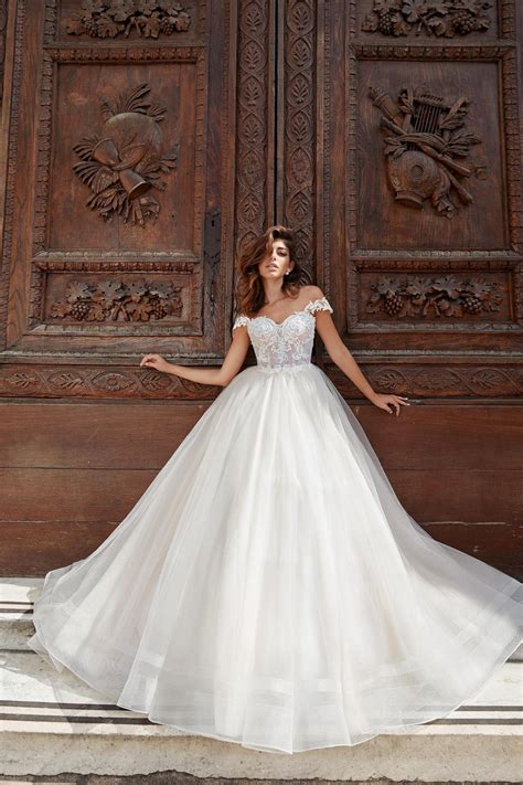 Von lina becker 36 ich verkaufe dieses neue, ungekürzte traumkleid mit schleppe und softtüll in der farbe ivory. Hochzeitskleid Lina. Kleid Lina aus der Sammlung Florence ...