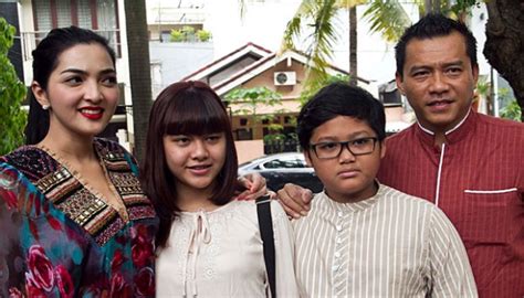 Itu dia potret ruko anang hermansyah dulu pasca ditinggal kd. Demi Anak, Anang Hermansyah Pernah Jual Jam Kesayangan ...