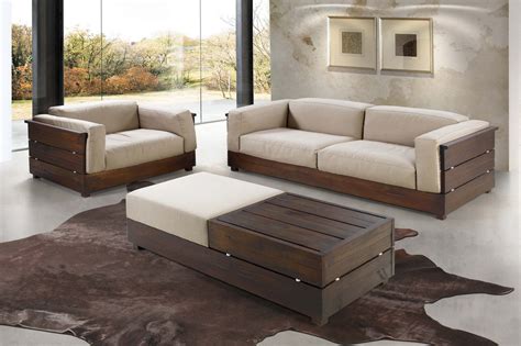Esta vídeo detalla los pasos para crear un sofá moderno de madera contrachapada, con cómodas mesas auxiliares y cojines de cuero suave. Sofás de madeira na decoração - Bella Kaza