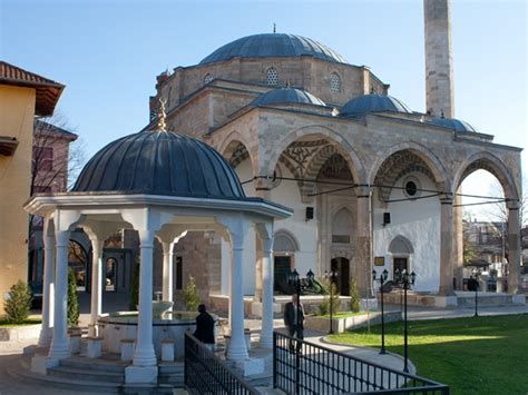 La religion dominante est l'islam, principalement sunnite avec une minorité bektachie (religion de la majorité des albanais), environ 3% de la population est de tradition catholique romaine. Kosovo religion - Kosovo Info -Facts, Tourism & Business