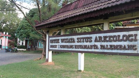 Fasilitas di bukit siguntang yang semakin ramai pengunjung kini mulai berkembang. Menelusuri Jejak Kerajaan Sriwijaya di Bukit Siguntang ...