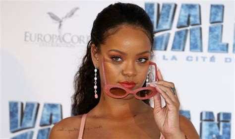 Rihanna Responds To Body Shamers Calling Her ‘too Fat Rihanna Just Jared Celebrity News