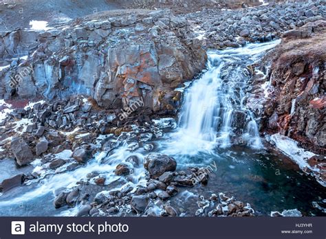 Ein Wasserfall In Island Kaskaden Hinunter Die Seite Eines Zerklüfteten