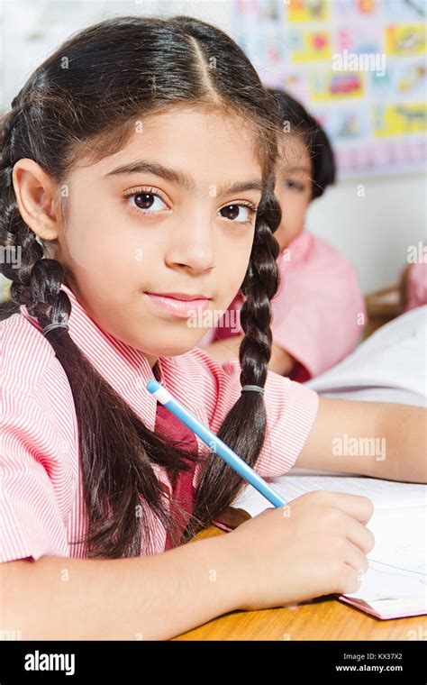 Indian School Libro Niña Estudiando En La Clase De Educación Fotografía