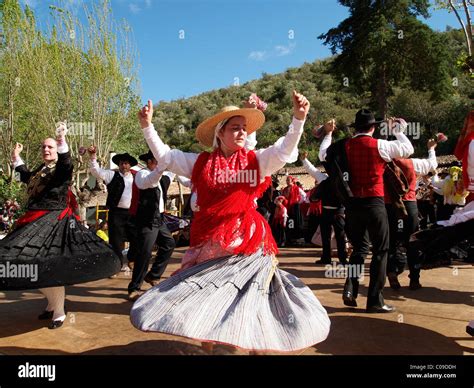 Danse Folklorique Portugaise En Costume Traditionnel à La Festa Da