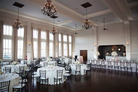 Classic White Wedding At Downtown Dallas Wedding Venue The Room On