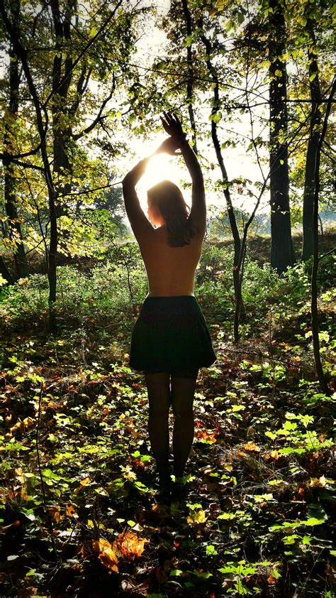 fotos gratis árbol naturaleza bosque césped planta niña mujer fotografía luz de sol