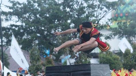 Drama bersiri 20 episod ini mendapat sentuhan pengarah amor rizan. 100 Pelompat Batu Warnai Pembukaan Ya'ahowu Nias Festival