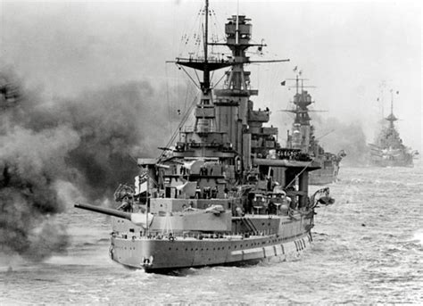 Andra världskriget var en väpnad konflikt som pågick från 1939 till 1945 och involverade de flesta av världens nationer, inklusive alla stormakter, vilka år 1944 invaderade så de västallierade frankrike samtidigt som sovjetunionen återtog alla sina territoriella förluster, invaderade tyskland och. Andra Världskriget timeline | Timetoast timelines
