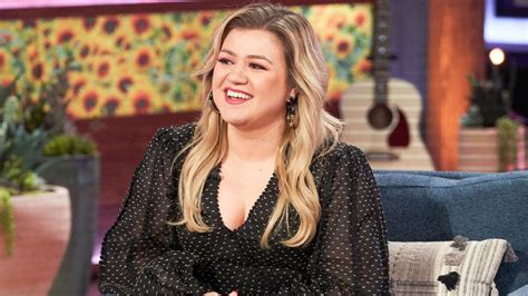 Kelly clarkson blazes through a 'gaslighter' cover for kellyokewe're sure it's just a coincidence the recently single host has chosen this song. Kelly Clarkson Talks About Adele's Weight Loss | Fangirlish