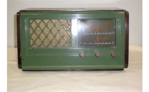 Radio Valve Radio Hmv Model 1115 In Polished Wood Case With A Green