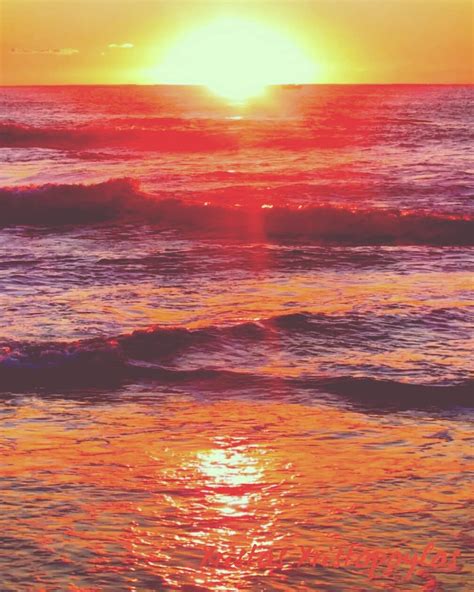A Magical Sunset 🌇 In A Waving Sea 🌊 👌☺💖 Beach Wallpaper Sunset