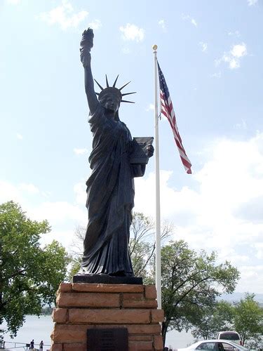 Statue Of Liberty Replica Statue Of Liberty Replica In Lo Flickr