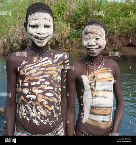 Zwei Surma Jungen Mit K Rper Gem Lde In Den Fluss Kibish Omo River Valley Thiopien