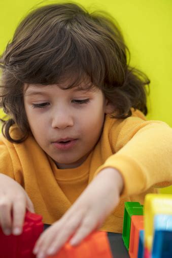 Niño Feliz Jugando Con Los Niños En Edad Preescolar Bloques De