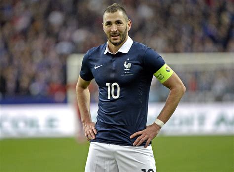 Benzema had a painful collision with ivan turitsov as he looked to direct a shot on goal, leaving the real madrid striker clutching his right knee. Football - équipe de France. L'heure de la présélection ...