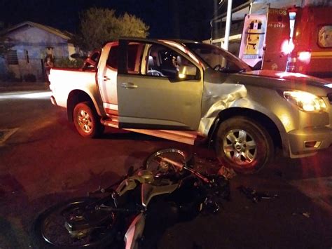 acidente entre camioneta e moto deixa motociclista ferido na operária rádio uirapuru