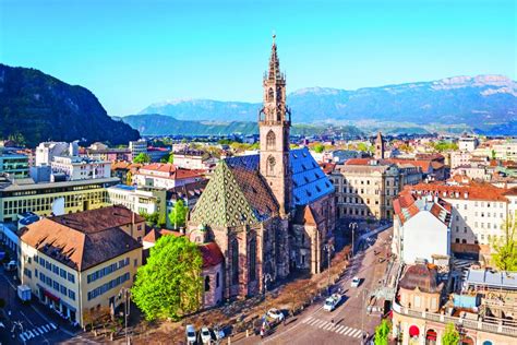 Bolzano La Città In Mezzo Ai Monti Quattro Zampe