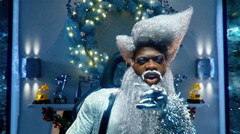 Holiday (bb goat lil dad edm remix). Lil Nas X en Père Noël dans le clip de "Holiday"