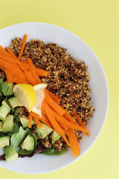 This easy superfood quinoa bowl is loaded up with fresh green superfoods, and topped with a simple sesame vinaigrette and almonds. 5 Ingredient Superfood Quinoa Salad Bowl - TwoRaspberries