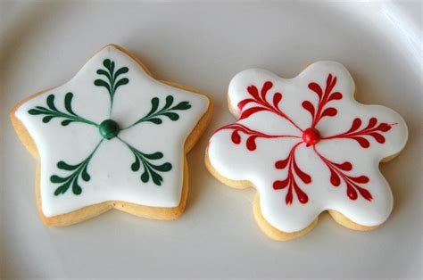 One cookie can take her up to 45 minutes to decorate, so if you learn nothing else from this, learn that it 4. Christmas Cookies Royal Icing | Christmas sugar cookies decorated, Cookies recipes christmas ...