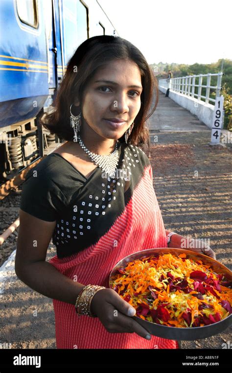 Indische Mädchen Mit Blumen Begrüßen Passagiere Auf Indien S Luxus Deccan Odyssey Vizekönig
