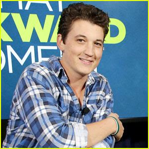 Miles Teller Talks Getting Naked Next To Zac Efron In That Awkward Moment Interview